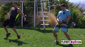 스윙거 와이프들이 뒷마당에서 큰 티티 드러내며 오랄로 장난치는 야동!