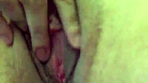 バイブを激しく使ってきついマンコ唇に！