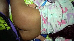 Η γλυκιά ετεροθήλυκη αδελφή μου χρειάζεται νυχτερινή φροντίδα, οπότε παίρνω τον σφιχτό κώλο της! 😈