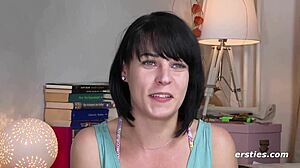 Srdce mi búcha pri sledovaní, ako si prstí až k orgazmu