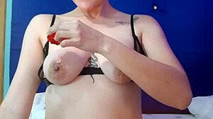 Juego con mis pezones en webcam latina mojada masturbandome