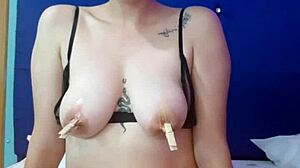Juego con mis pezones en webcam latina mojada masturbandome
