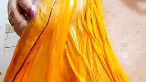 Индийская девушка демонстрирует сексуальные большие сиськи