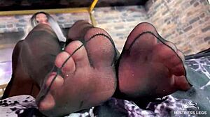 ヘイ、この女神の黒パンスト足で可愛く焦らし！