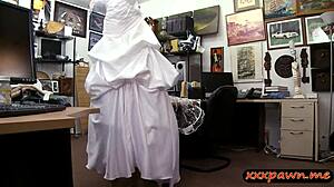 Pirang jual gaun pengantin buat ngewe di pegadaian