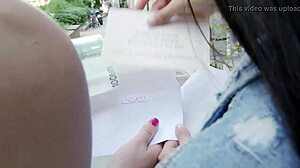 اختراق عميق بحزام في جلسة ليزبية هاوية قاسية مع إصبع ونشوات