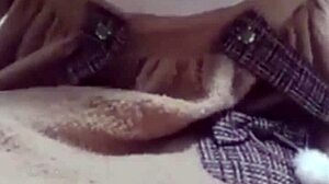 爱鸟公主-看到妹妹骚逼痒了，哥哥果断上前帮忙 😏