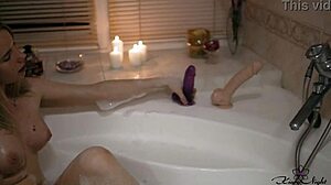 Sočna punčka divja z dildom v kopalnici, doseže nor analni orgazem