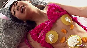 Hab meine skinny asiatische Stiefschwester reingelegt, ihr enges haariges Loch zu bumsen!