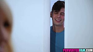 Üvey annemle duşta son bir ateşli sikiş istiyorum