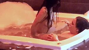 Así no pares dame más sígueme bombeando en el jacuzzi 😍