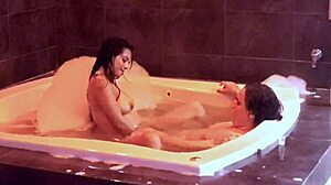 Así no pares dame más sígueme bombeando en el jacuzzi 😍