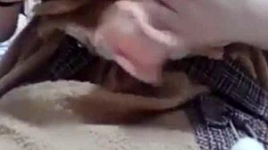 爱鸟公主-看到妹妹骚逼痒了，哥哥果断上前帮忙 😏
