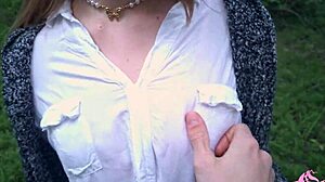 Массивный камшот заливает лицо секси-нимфетки в лесу