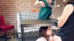 哇，后妈勾引继子，继妹在桌下吸吮疯狂双性恋群交