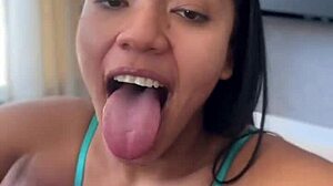 Titta på mig suger kuk medan jag spelar in för min cuckold pojkvän! Så het, va? 🔥