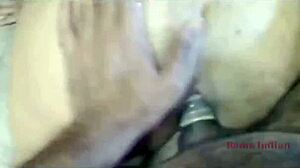 Geile Bhabhi stöhnt laut in Hotel-Anal-Szene