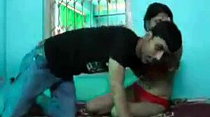 Bhabhi India Cantik Ngentot Devor di Rumah - Panas Banget!