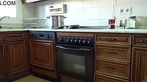 Зряла мащеха с космата путка я чукат в кухнята.