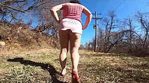 Veľký zadok MILFky predvádza krivky v tesnej sukni, brunetka provokuje na pláži divokými pohybmi