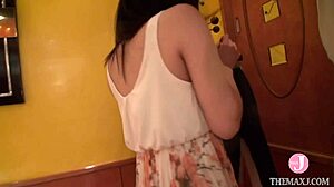 야, 그녀 코트 벗기고 그 섹시 일본 몸에 쏴!