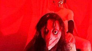 G. medenjak vstavi bradavico v luknjo kurca, potem jebe umazano milf v rit