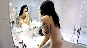 Kate ostro drażni nagim ciałem na łóżku