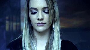 Plnoštíhla nevlastná mama scissoring s elegantnou tínedžerkou 18+ babe.