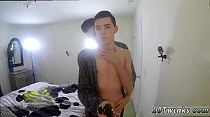 ゲイシャワーでプライベートじゃないツインクファック