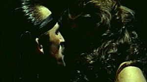 Эй, хочешь увидеть, как классическая звезда Jeanette Littledove принимает в задницу от Buck Adams?