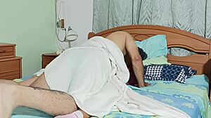 Äitipuoli kiinni masturboimasta, joten naimin häntä kovaa lakanoiden alla.