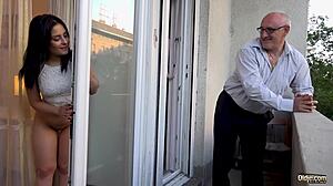 Upea nuori 18+ nielee vanhan miehen kuorman intensiivisen pillun naimisen jälkeen