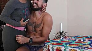 WOW! ESPOSA ROUBA COBERTOR E PEDE PORRA NA BOCA!