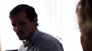 Gekrulde Dee Williams neukt stiefzoon hard