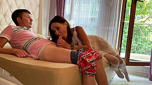 Napalona macocha uwodzi mnie na trzęsące łóżko seks, żeby znaleźć syna!