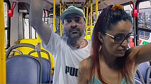 طالبة تتعرض للتحرش وتتناك داخل باص عام! يا إلهي!