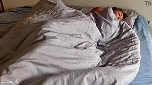 아내의 따뜻하고 젖은 보지가 아침 핑거링과 강렬한 기상 섹스 준비