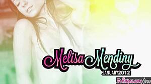 ツイスティーズのメリサ・メンディニ、初めてのおもちゃでプレイ