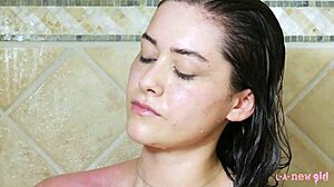 Liten Brunettmodell Blir Het Efter Duschen