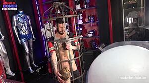 Zie je een wild trio in een gay winkel? Check deze bareback deepthroat scene!