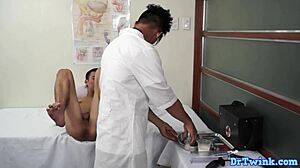 Aziatische dokter twink rimt patiënt in ziekenhuis