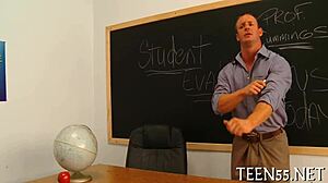 Tiener zuigt en neukt in ruwe sekscompetitie