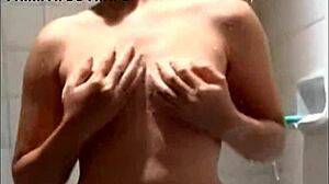 อะไรอยู่หลังม่านอาบน้ำกับสาวเวียดนามน่ารักนี่?