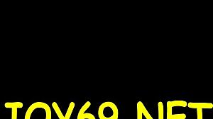 Alig 18+ fiatal csaj maszturbál játékokkal szóló játékban