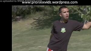 صدر عملاق يسيطر في مباراة رياضية جنسية حادة