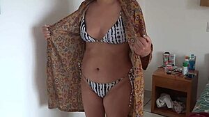 58-letnia latynoska macocha rozbiera się i drażni krągłym tyłkiem w bieliźnie