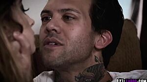 Kåt professor Charles Dera sniker seg inn på badet med tenåring Jill Kassidy. En hardcore hemmelighet avsløres!