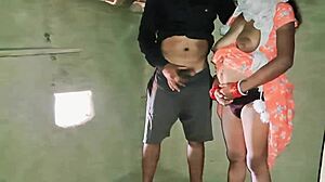 Bengaalse meid verkent met speeltje in dorpssetting