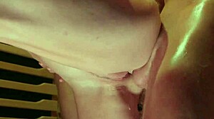 Sauna knald med eksplosiv squirting og triple creampie