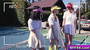 صديقات يشتهين نجم التنس لنيك بري جامح